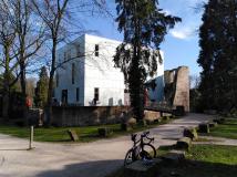 Bochum Ruine Haus Weitmar mit Kubus-Neubau im Schlosspark Weitmar