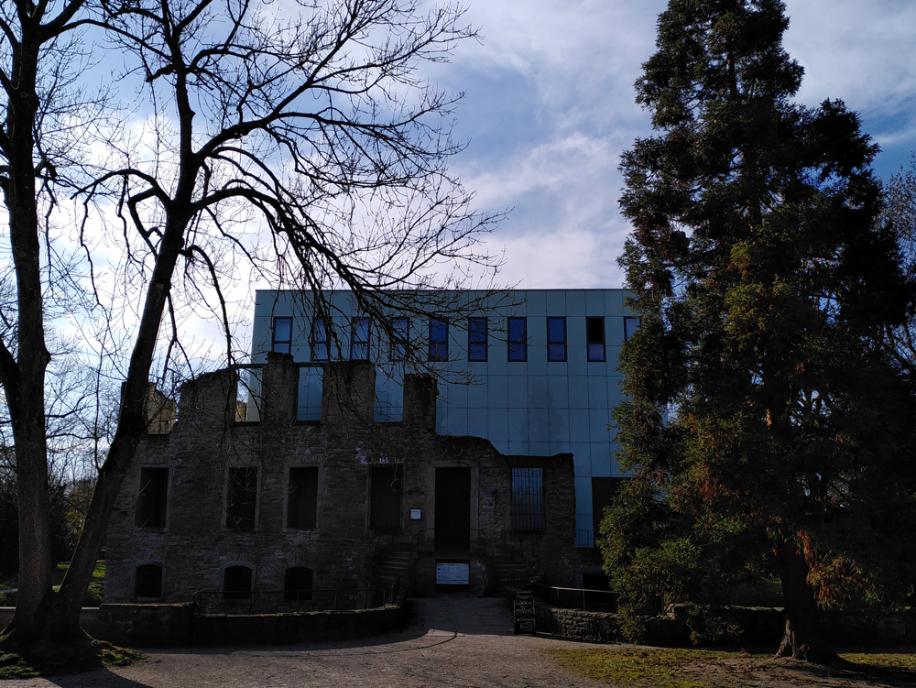 Bochum Ruine Haus Weitmar mit Kubus-Neubau im Schlosspark Weitmar
