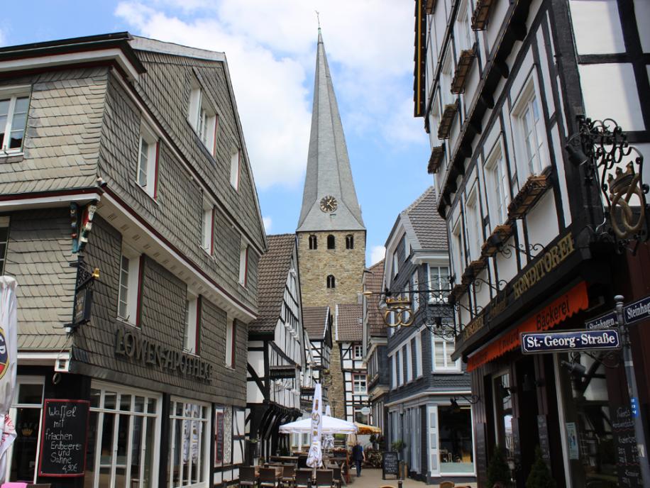 Hattingen Malerwinkel mit Kirchturm von St Georg
