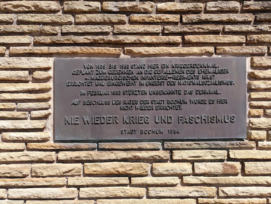 Tafel auf der Gedenkstätte im Stadtpark mit der Aufschrift "Nie wieder Krieg"