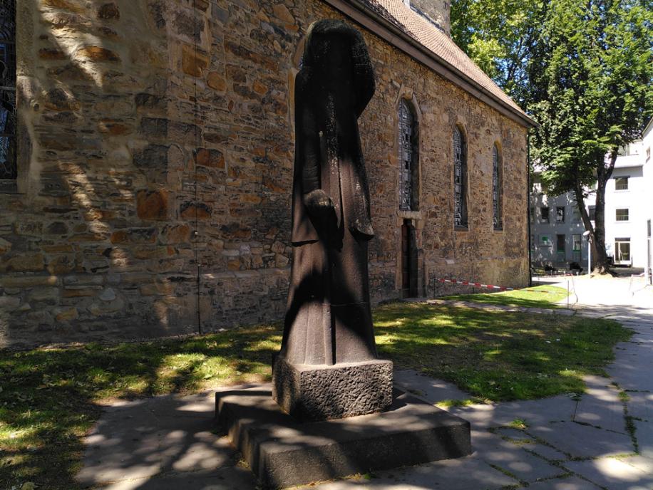 Bochum Trauernde Alte, Skulptur vor Pauluskirche