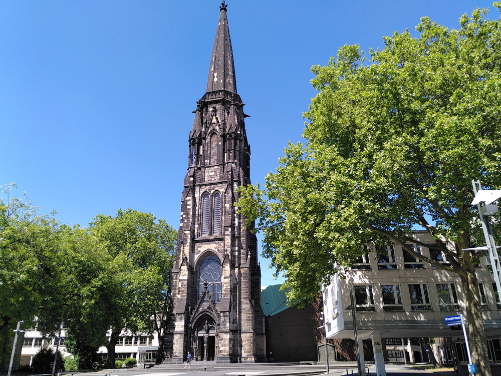 Christuskirche Historische Kirche mit hohem Turm, umgeben von Bäumen und Gebäuden. Christuskirche, Bochum