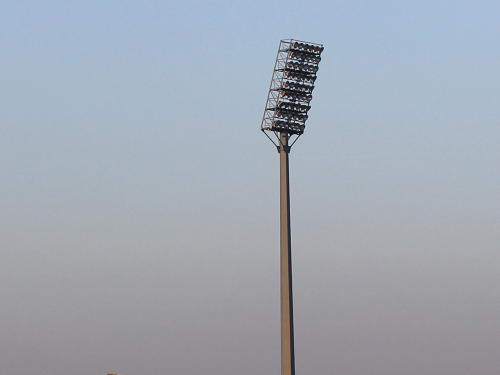 Parkstadion Ein hoher Stadionmast mit mehreren Scheinwerfern vor einem blauen Himmel. Flutlichtmast aus dem Parkstadion Gelsenkirchen