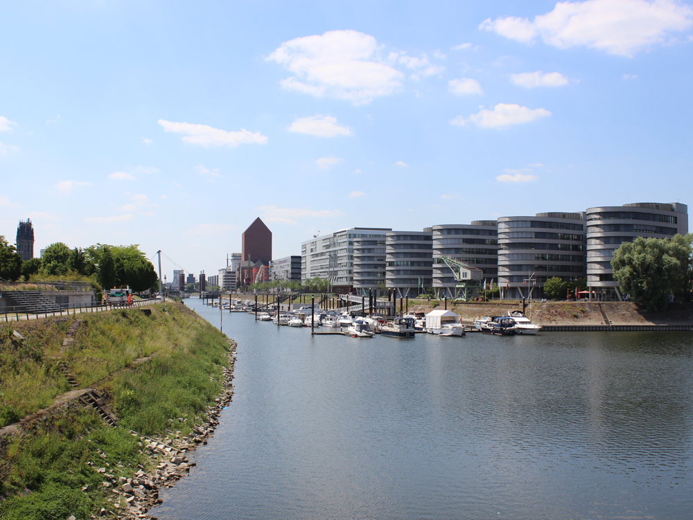 Marina, Five Boats, Landesarchiv NRW Uferpromenade mit Yachten im Wasser und modernen Gebäuden in der Nähe. Marina, Five Boats, Landesarchiv NRW, Innenhafen Duisburg