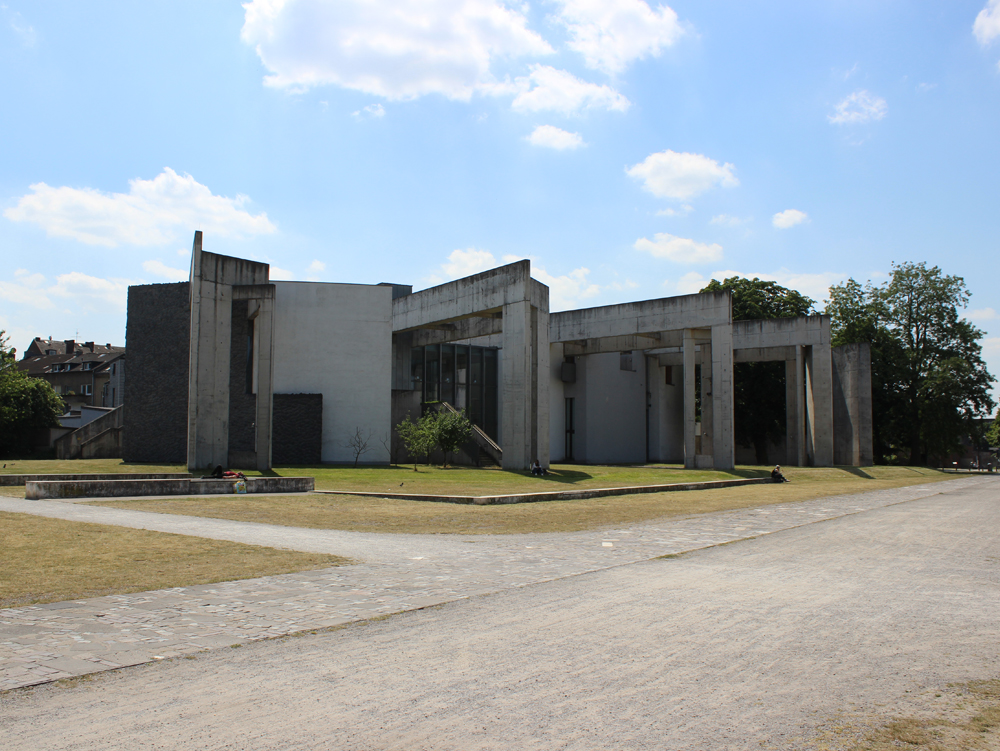 Neue Synagoge Modernes, minimalistisches Gebäude, Sichtbeton, mit offenen Eingängen und grünem Außenbereich. Neue Synagoge, Innenhafen Duisburg