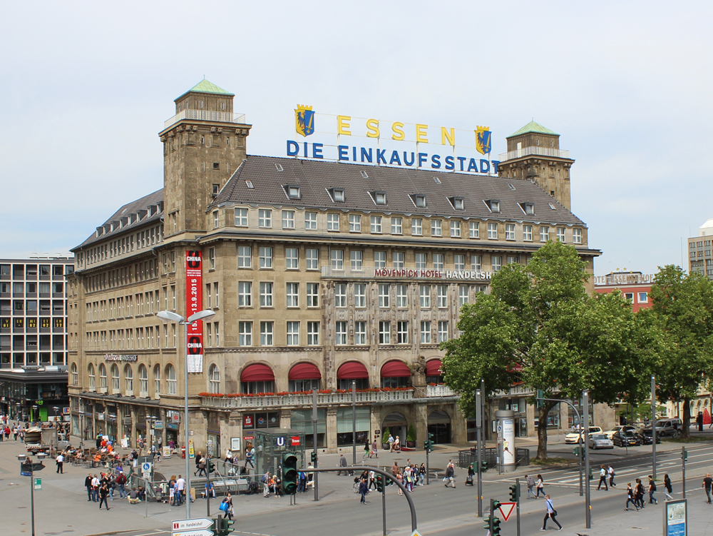 Handelshof Essen Historisches Gebäude mit großem Schriftzug und belebtem Platz davor. Handelshof Essen