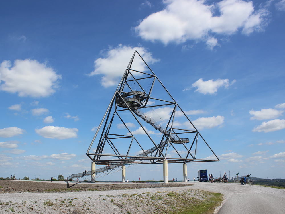 Tetraeder Bottrop Dreidimensionale Stahlkonstruktion in Form eines Tetraeders vor einem blauen Himmel. Tetraeder Bottrop