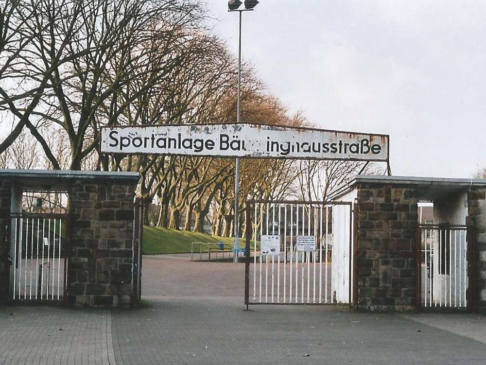Stadion an der Bäuminghausstraße, TuS Helene 1928 Essen Eingang zur Sportanlage, umgeben von Bäumen. Stadion an der Bäuminghausstraße, TuS Helene 1928 Essen, Altenessen