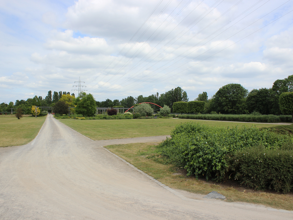 Nordsternpark Gelsenkirchen Weitläufige Landschaft mit Straßen, Bäumen und einem gepflegten Garten. Nordsternpark Gelsenkirchen