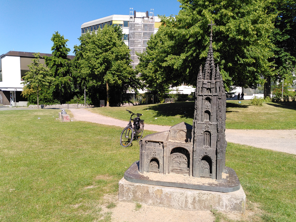 Appolonia-Pfaus-Park Modell einer Kirche in einem Park, umgeben von Bäumen und einer Fahrradabstelle. Appolonia-Pfaus-Park, Bochum
