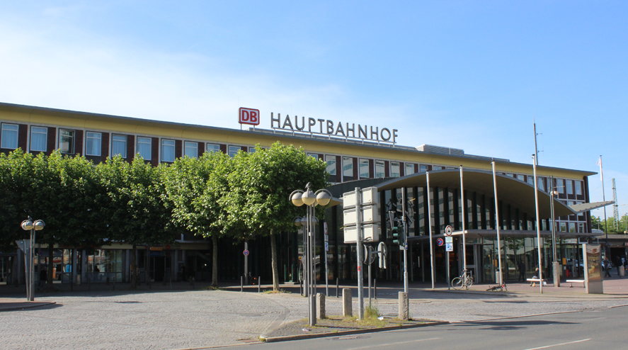 Hauptbahnhof Das Gebäude der Bundesbahn mit modernem Eingang und grünen Bäumen im Vordergrund. Hauptbahnhof Bochum