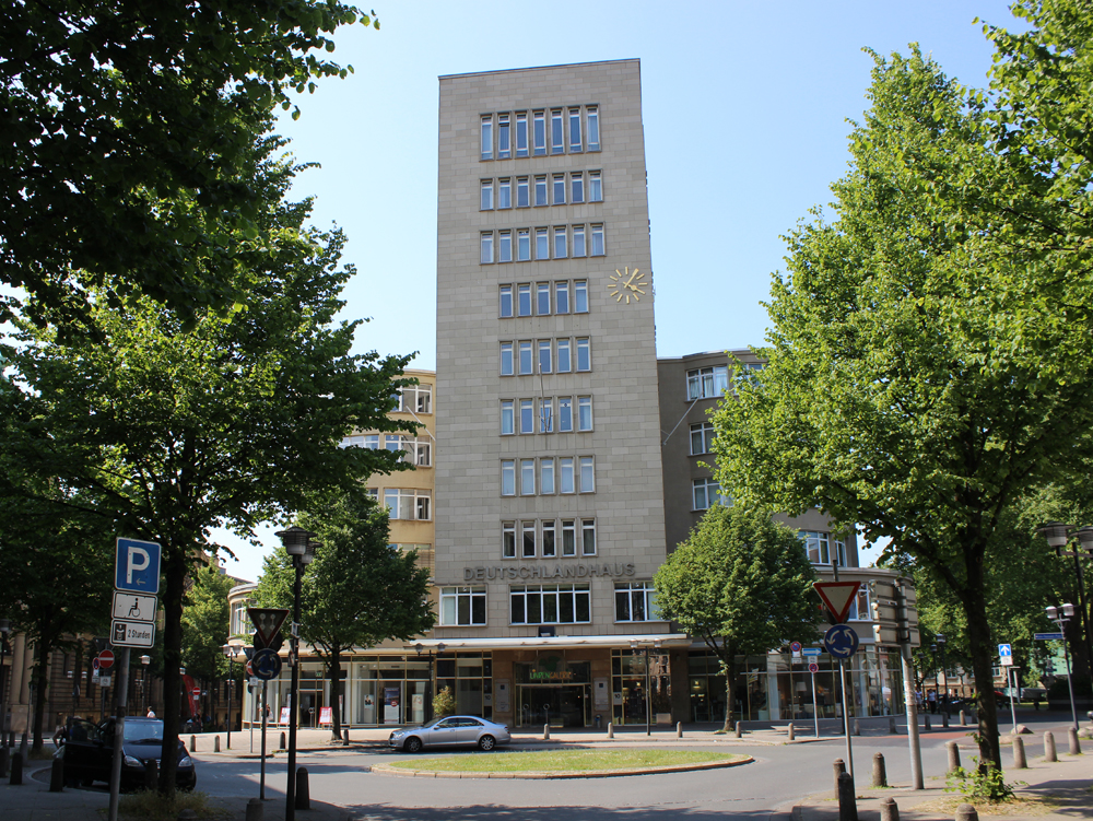 Deutschlandhaus Modernes Gebäude in städtischer Umgebung mit Straßenbäumen und klarem Himmel. Deutschlandhaus, Essen