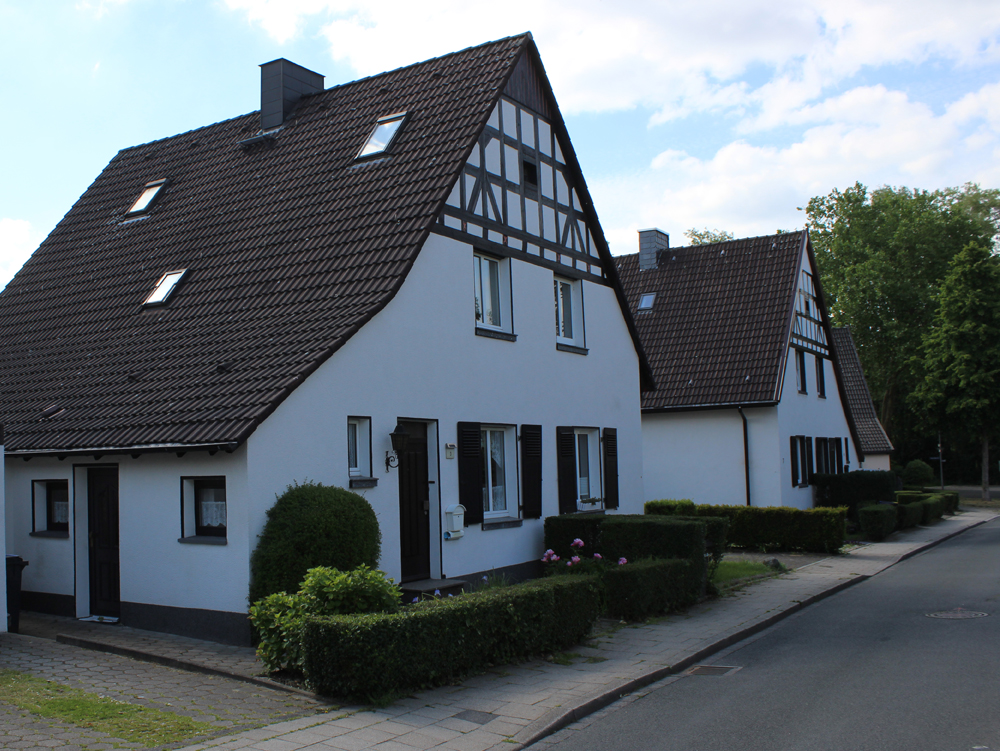Wohnhäuser Zwei alte, zweigeschossige Häuser mit Satteldächern und Grünanlagen. Dahlhauser Heide Bochum