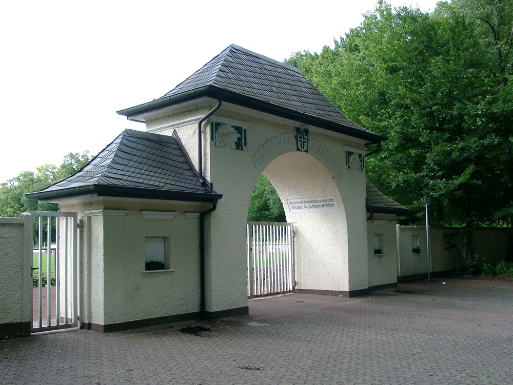 Katzenbusch Herten Eingangstor mit zwei Wachtürmen in einer parkähnlichen Umgebung. Fußballstadion, Katzenbusch Herten