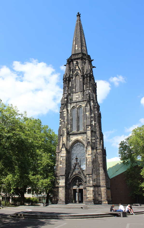 Christuskirche Historische Kirche mit hohem Turm, umgeben von Bäumen und Gebäuden. Christuskirche, Bochum