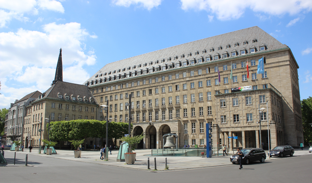 Historisches Gebäude mit beeindruckender Architektur und Platz vor dem Eingang. Rathaus Bochum