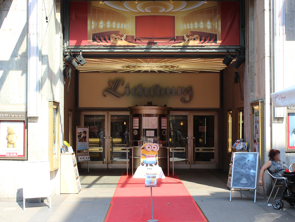 Lichtburg Essen Eingang zu einem Kino mit rotem Teppich und Plakaten an der Wand. Lichtburg Essen