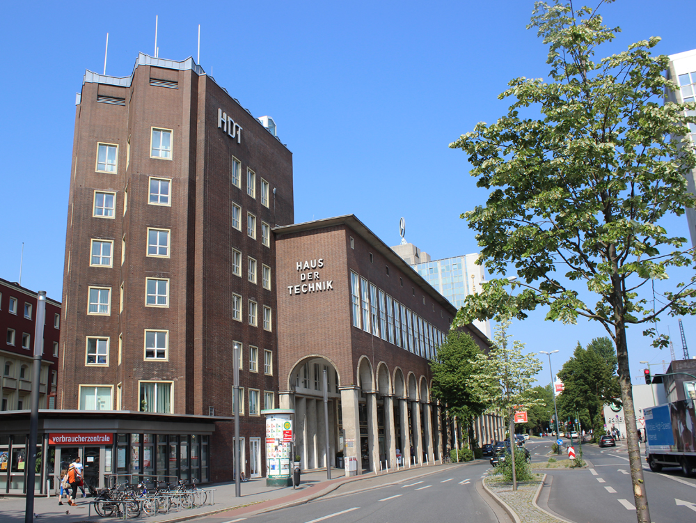 Haus der Technik Städtisches Gebäude mit modernem Design und angrenzender Straße unter blauem Himmel. Haus der Technik, Essen