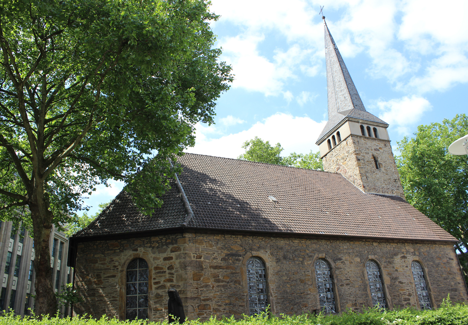 Pauluskirche Historische Kirche mit einem hohen Steilturm und umgebenden Bäumen. Pauluskirche, Bochum