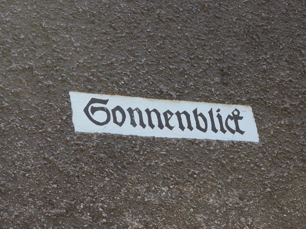 Straßenname Der Schriftzug "Sonnenblick" auf einer hellen, rustikalen Oberfläche. Straßenname, Margarethenhöhe Essen