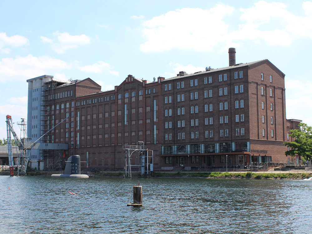 Küppersmühle Speichergebäude mit roter Backsteinfassade und angrenzendem Wasser. Küppersmühle Innenhafen Duisburg
